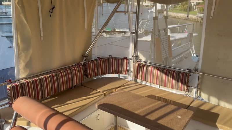 Flybridge seating and table