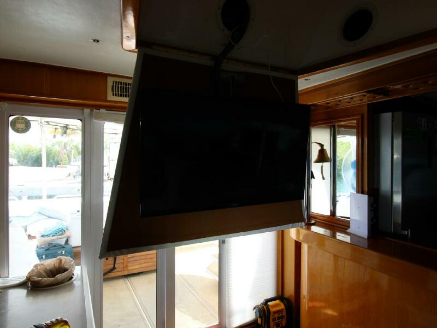 Drop-down TV in the salon
